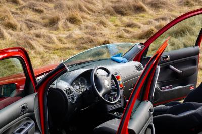 Nuertingen: PKW kommt von Fahrbahn ab auf der B297 - Fahrer verletzt