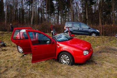 Nuertingen: PKW kommt von Fahrbahn ab auf der B297 - Fahrer verletzt