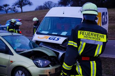 Heiningen: Lieferwagen kollidiert mit Ford frontal auf der L1217