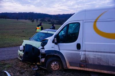 Heiningen: Lieferwagen kollidiert mit Ford frontal auf der L1217