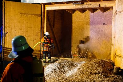 Oberlenningen: Brand im Hackschnitzellager loest Feuerwehreinsatz aus