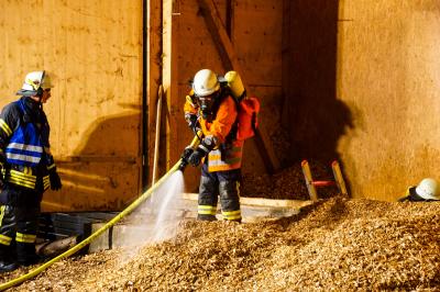 Oberlenningen: Brand im Hackschnitzellager loest Feuerwehreinsatz aus