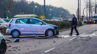 Stuttgart: Unfall beim Ausfahren aus Parkplatz