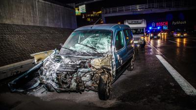 Leinfelden: Pkw kracht in Leitplanke - mehrere Verletzte
