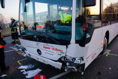 Zell unter Aichelberg: Linienbus stoesst mit PKW zusammen - zwei verletzte teils schwer