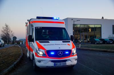 Zell unter Aichelberg: Linienbus stoesst mit PKW zusammen - zwei verletzte teils schwer