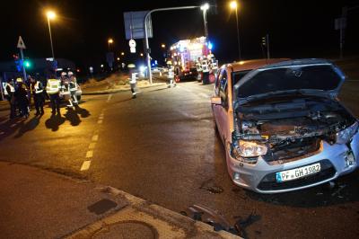 Muehlacker: Schwerer Verkehrsunfall mit 2 PKW fordert ein Grossaufgebot an Einsatzkraefte und 5 Verletzte Personen