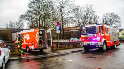 Sindelfingen:  PKW brennt in Garage an der Schule voellig aus.