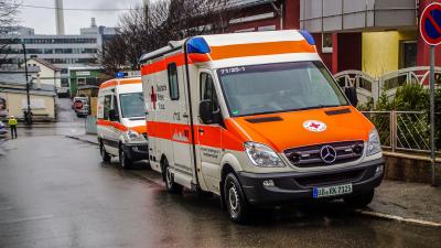 Sindelfingen:  PKW brennt in Garage an der Schule voellig aus.