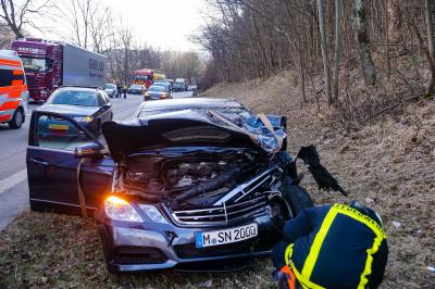 Muehlhausen: Schwerer Verkehrsunfall auf der A8 - Rettungshubschrauber im Einsatz