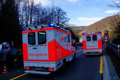 Muehlhausen: Schwerer Verkehrsunfall auf der A8 - Rettungshubschrauber im Einsatz