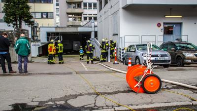 Stuttgart-Degerloch: Brand eines Muellcontainer in einer Tiefgarage