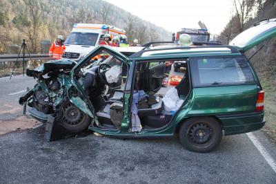 Birkenfeld: schwerer Verkehrsunfall im Begegnungsverkehr mit 1 Schwer und 1 Lebensgefaehrlich Verletzte Person