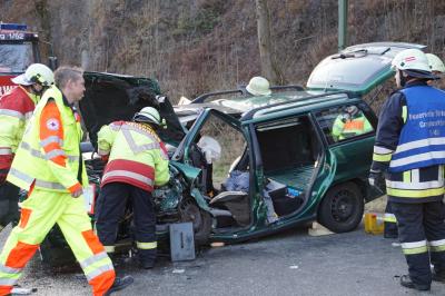 Birkenfeld: schwerer Verkehrsunfall im Begegnungsverkehr mit 1 Schwer und 1 Lebensgefaehrlich Verletzte Person