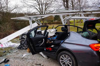 Goeppingen: PKW faehrt in Bushaltestelle - Feuerwehr rettet verletzten aus dem Fahrzeug