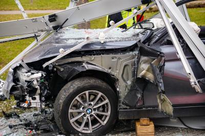 Goeppingen: PKW faehrt in Bushaltestelle - Feuerwehr rettet verletzten aus dem Fahrzeug