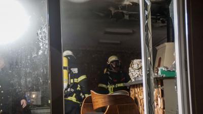 Sindelfingen: Gebaeude eines Autohandel brennt