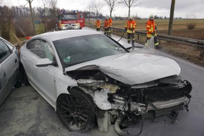 Ebersbach Fils: Frontalzusammenstoss / Zwei Autos krachten am Dienstag bei Rosswaelden zusammen, ein Drittes konnte ausweichen