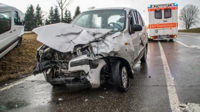 Althengstett: Zwei schwer verletzte nach Kollision mit Mercedes Sprinter