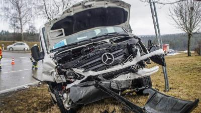 Althengstett: Zwei schwer verletzte nach Kollision mit Mercedes Sprinter