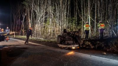 Boeblingen :Pkw schanzt in Wald