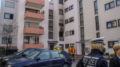 Leonberg: Zimmerbrand in Mehrfamilienhaus sorgt fuer grossen Feuerwehreinsatz