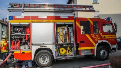 Leonberg: Zimmerbrand in Mehrfamilienhaus sorgt fuer grossen Feuerwehreinsatz