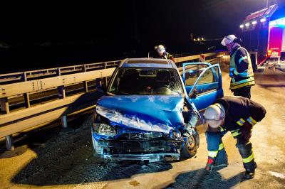 Kirchheim Teck: PKW ueberschlaegt sich - Fahrerin schwerst verletzt