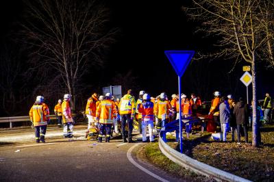 Schlierbach: Frontalzusammenstoss  - Sechs zum Teil lebensgefaehrlich verletzte Personen bei Frontalzusammenstoss zweier Pkw 