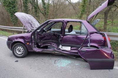 Keltern: schwerer Verkehrsunfall im Kreuzungsbereich fordert 1 schwer Verletzte Person