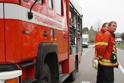 Keltern: schwerer Verkehrsunfall im Kreuzungsbereich fordert 1 schwer Verletzte Person