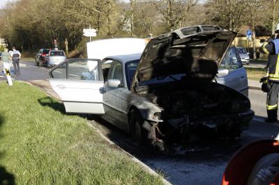 Pforzheim-Eutingen: durch technischen Defekt geraet Motorbereich am Pkw in Vollbrand