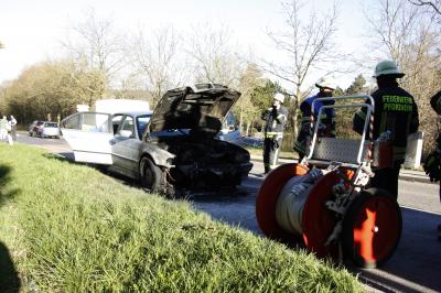 Pforzheim-Eutingen: durch technischen Defekt geraet Motorbereich am Pkw in Vollbrand