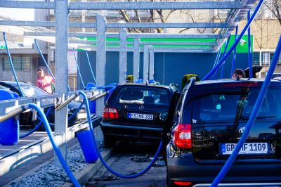 Kirchheim Teck: Frau verliert Kontrolle ueber ihr Fahrzeug und rasen aus Waschstrasse - ca. 35000 euro Schaden