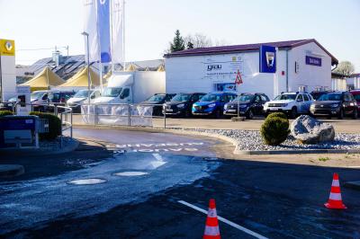 Kirchheim Teck: Frau verliert Kontrolle ueber ihr Fahrzeug und rasen aus Waschstrasse - ca. 35000 euro Schaden