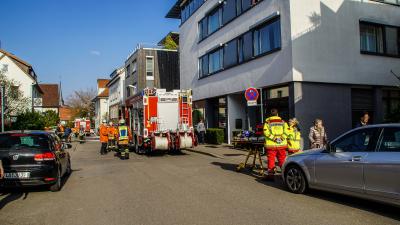 Ditzingen: Fassade faengt an zu brennen in Wohn- und Geschaeftshaus