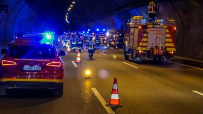 Leonberg: PKW brennt im Engelbergtunnel voellig aus.