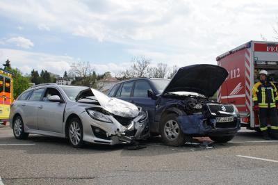 Pforzheim: schwerer Verkehrsunfall fordert 4 Verletzte Personen und einen Verletzten Hund