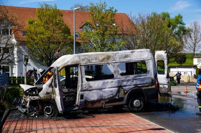 Bad Boll: Transporter brennt voellig aus - geparkter PKW beschaedigt