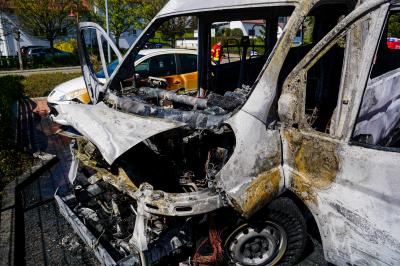 Bad Boll: Transporter brennt voellig aus - geparkter PKW beschaedigt