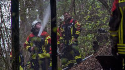 Weil der Stadt: Gartenhuette brennt voellig aus