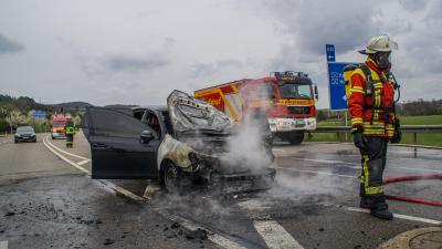 Leonberg: PKW brennt nach Autobahnfahrt voellig aus