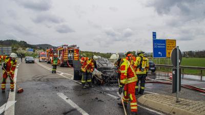 Leonberg: PKW brennt nach Autobahnfahrt voellig aus