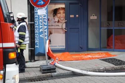 Pforzheim: Die Freiwillige Feuerwehr Pforzheim hatte heute eine Grossuebung im alten Sparkassen Gebaeude