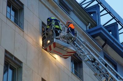 Pforzheim: Die Freiwillige Feuerwehr Pforzheim hatte heute eine Grossuebung im alten Sparkassen Gebaeude