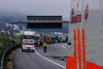 Muehlhausen: Schwerer LKW Unfall auf der A8 - 1 Person Toedlich verletzt - 25 Kilometer Stau