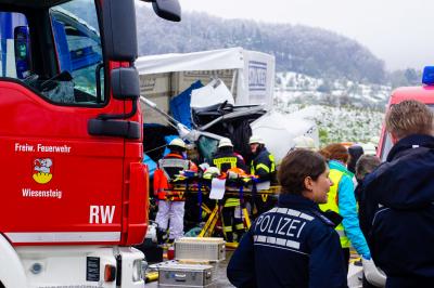Muehlhausen: Schwerer LKW Unfall auf der A8 - 1 Person Toedlich verletzt - 25 Kilometer Stau