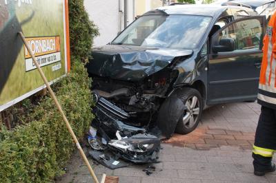 Remchingen: Verkehrsunfall mit 2 PKW fordert 1 Verletzte Person 