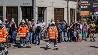Weissach: Gute Stimmung beim stellen des Maibaums in Weissach