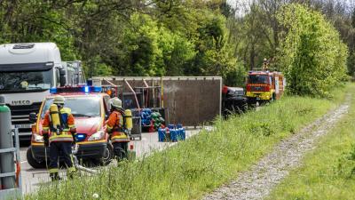 Remseck: LKW mit Gasflaschen kippt um - Grosseinsatz der Feuerwehr
